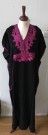 Svart kaftan med rosa broderi thumbnail