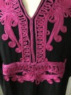Svart kaftan med rosa broderi thumbnail